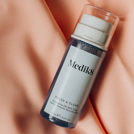 Medik8 Press &amp; Clear 150 ml Отшелушивающий ВНА-тоник с 2% инкапсулированной салициловой кислотой — Фото 1