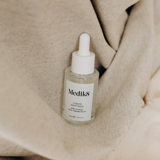 Medik8 Liquid Peptides 30 ml Комплекс зволожувальних пептидів на косметичних дронах — Фото 1