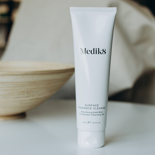 Medik8 Surface Radiance Cleanse 150ml Очищающий гель с АНА-кислотами и экстрактом мангустин — Фото 2
