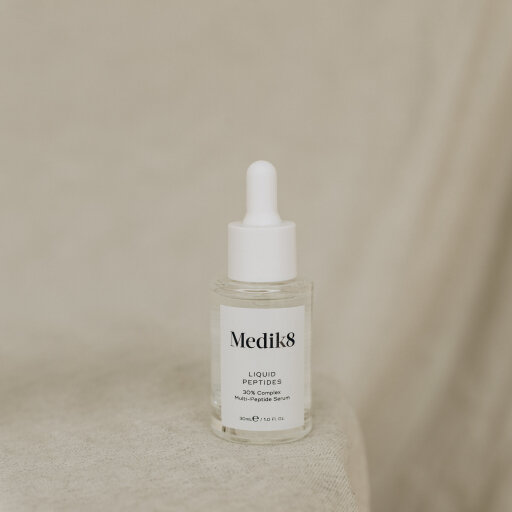 Medik8 Liquid Peptides 30 ml Комплекс зволожувальних пептидів на косметичних дронах — Фото 2